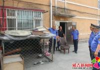 狗籠擋住創城路，城管攜手清阻礙