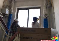 河南街道全體機關干部到春光社區開展清理小廣告整治活動