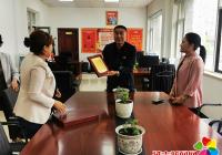 “共駐共建促和諧、同心共筑幸福花”民泰社區(qū)向共建單位贈送感謝牌