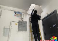 鐵皮懸空存隱患 社區(qū)維修解民憂