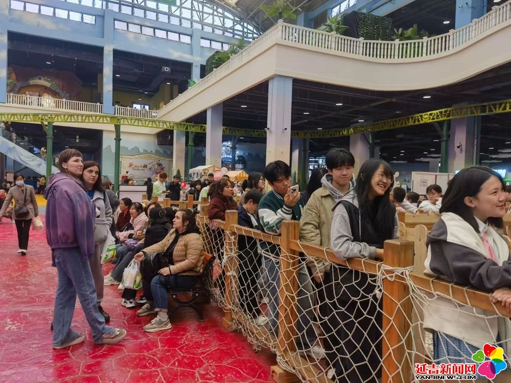五一假期延吉恐龍王國(guó)人氣爆棚 游客暢享遠(yuǎn)古之旅