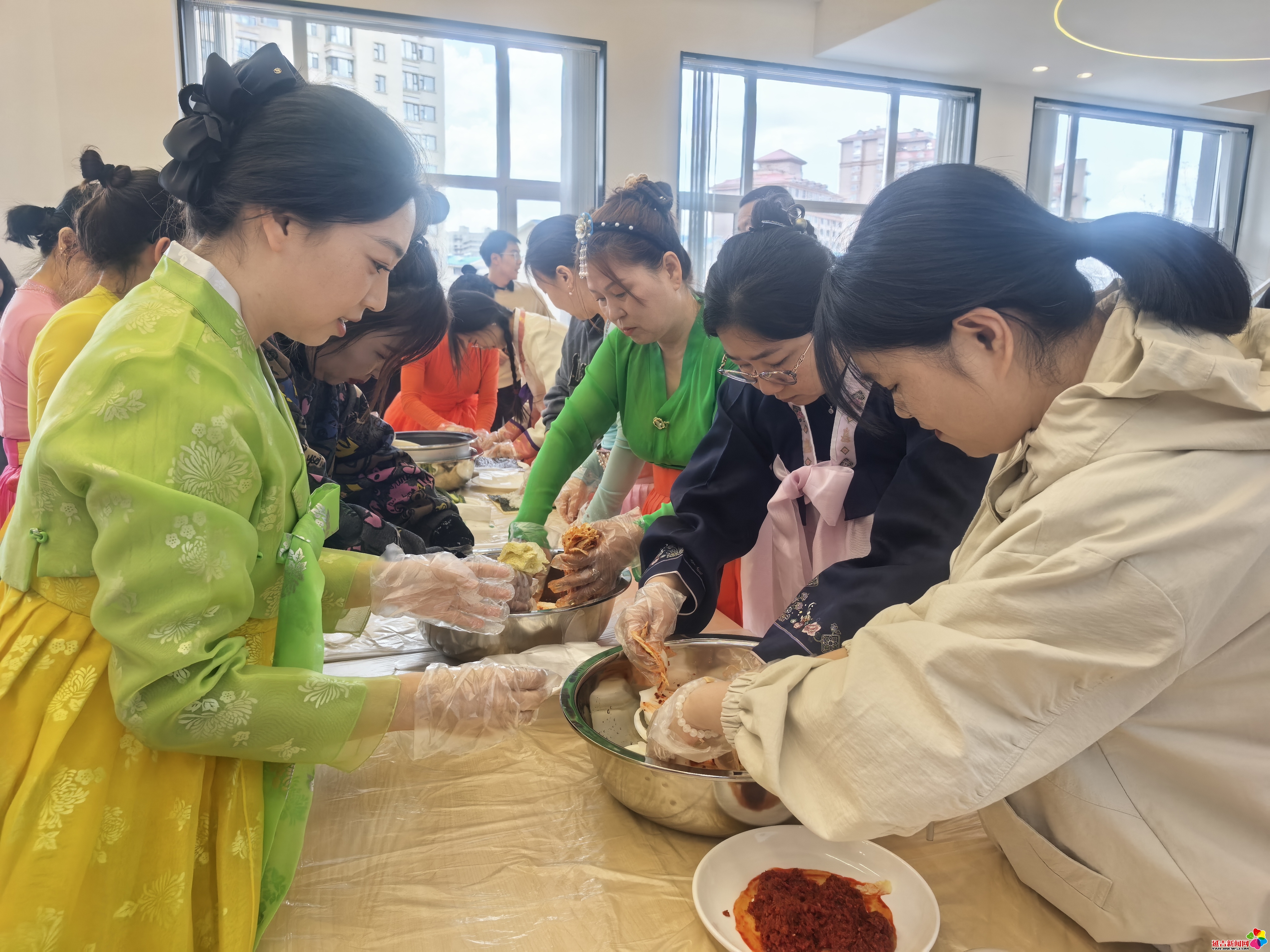 多彩延邊 探邊境春韻｜聽(tīng)，秦皇島通化游客在社區(qū)的歡聲笑語(yǔ)